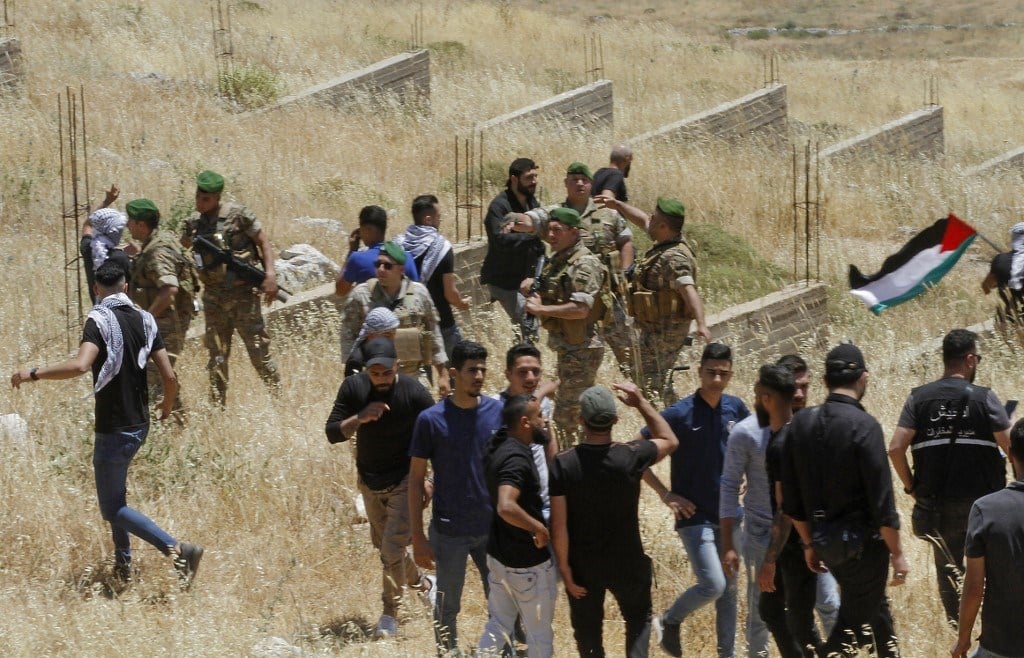 تجمع في بلدة مارون الراس جنوب لبنان للمشاركة في الوقفة الشعبية التضامنية مع الشعب الفلسطيني (أ ف ب).