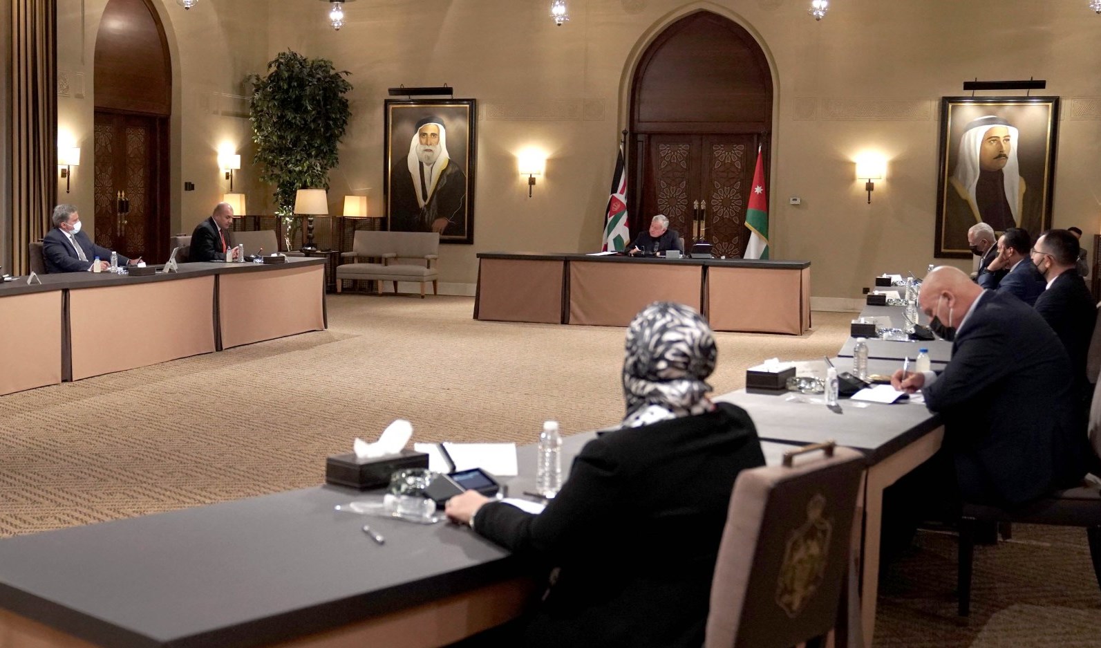 الملك عبدالله الثاني خلال لقائه رئيس مجلس النواب الأردني وعدداً من رؤساء لجان المجلس