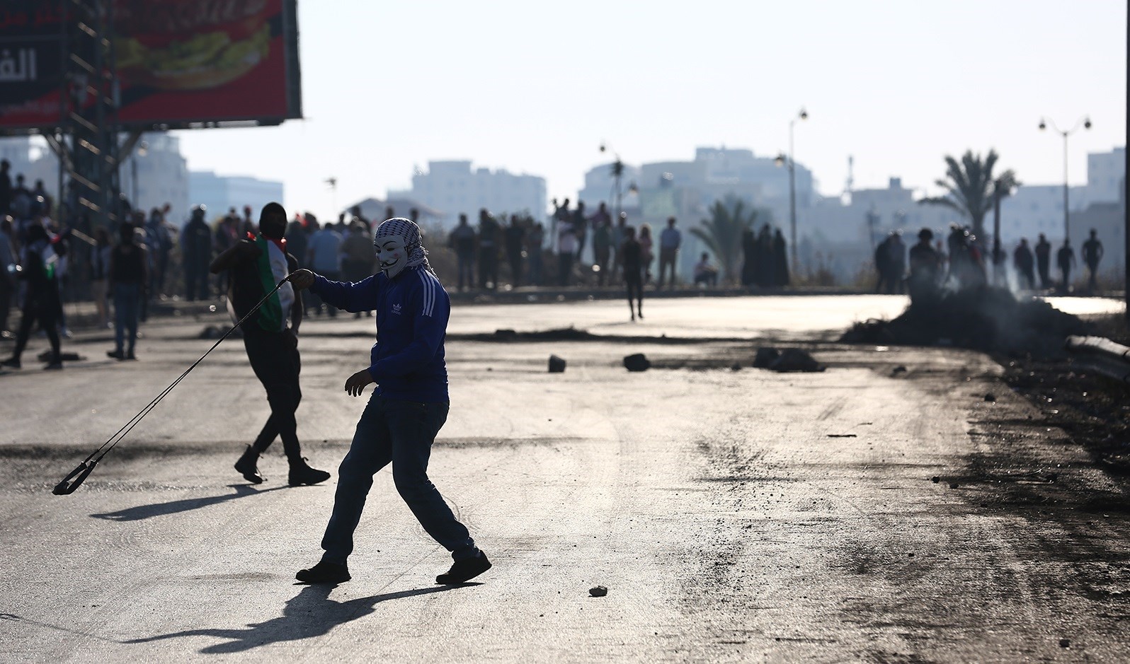 قولت الاحتلال تلقي قنابل الغاز على الفلسطينيين في مدينة البيرة 