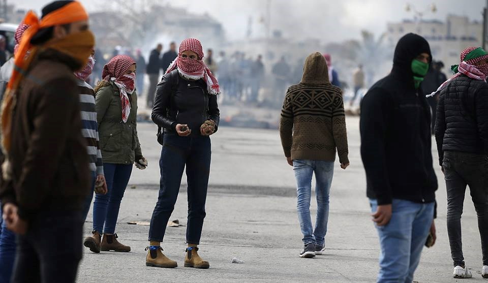 شهيد وإصابات في البيرة بفعل الاشتباكات مع جنود الاحتلال