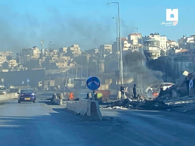 تستمر المواجهات بين الفلسطينيين والإسرائيليين عند حاجز قلنديا في القدس المحتلة