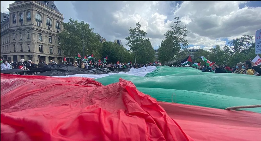 رفع علم ضخم جداً لفلسطين دعماً للقضية
