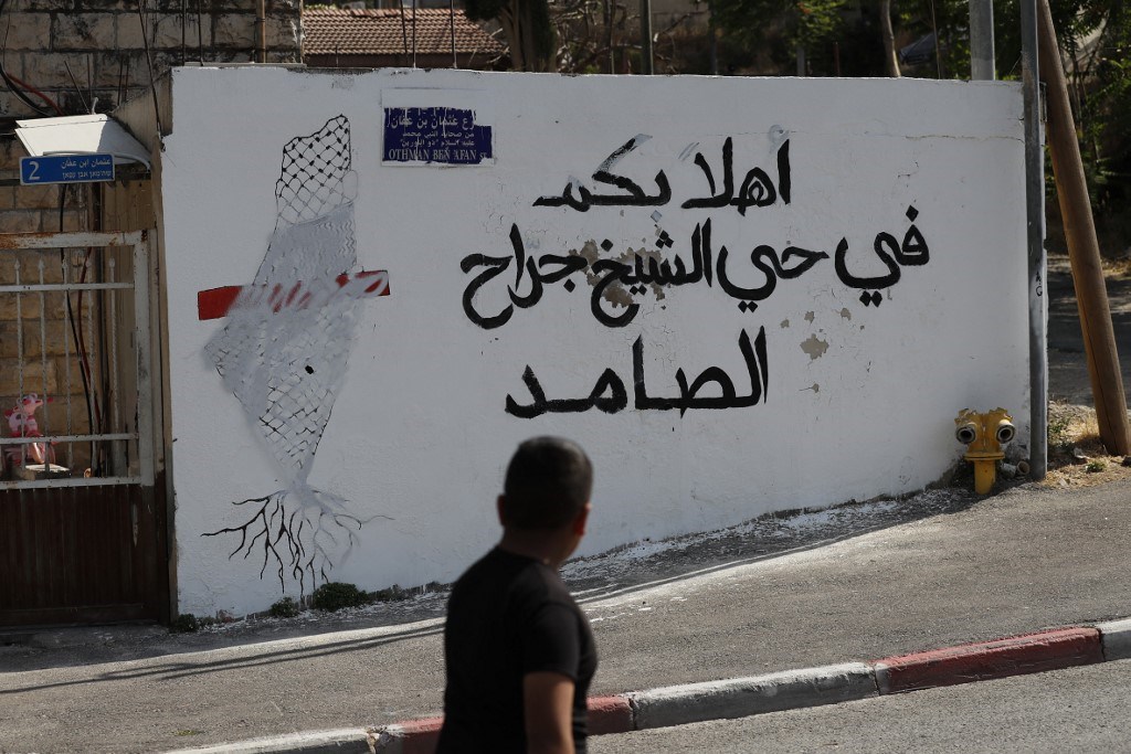 أهالي حي الشيخ جرّاح يرسمون على جدران الحي (أ ف ب).