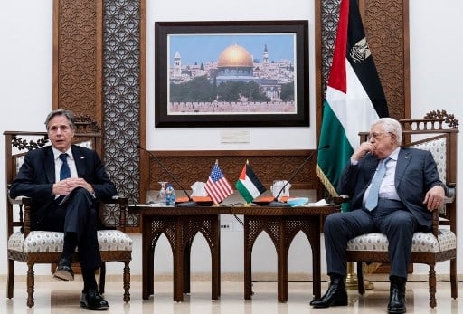 وزير الخارجية الأميركي أنطوني بلينكين والرئيس الفلسطيني محمود عباس 25 أيار/ مايو 2021 ، في مقر السلطة الفلسطينية في مدينة رام الله (أ ف ب)