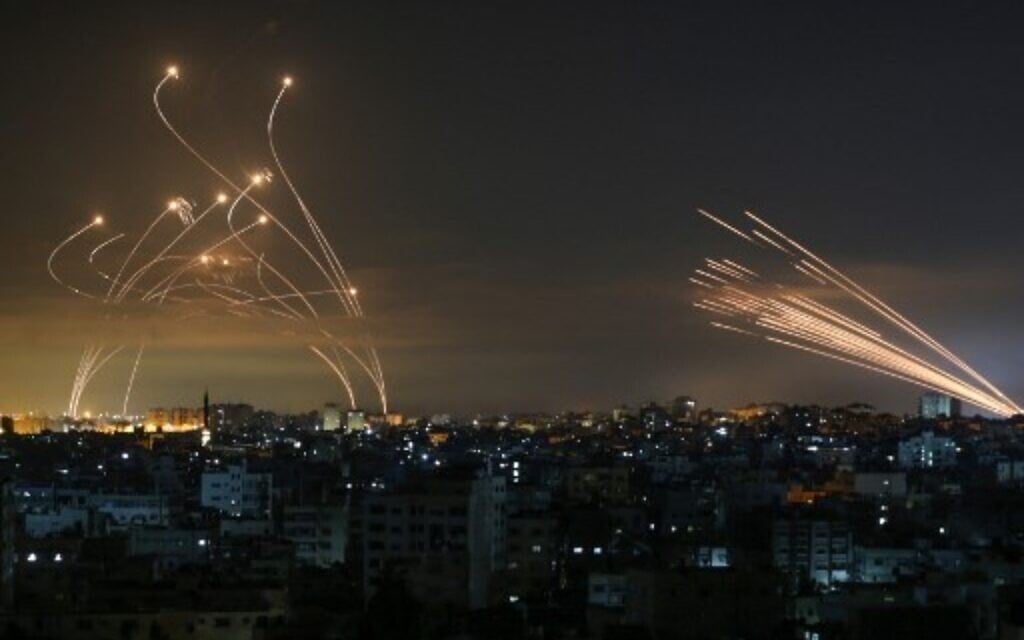 صواريخ القبة الحديدية تحاول اعتراض صواريخ المقاومة الفلسطينية في معركة 
