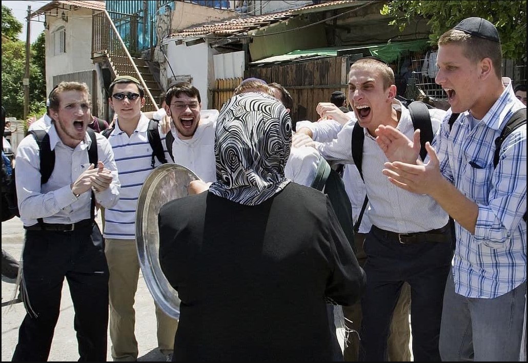 مستوطنون يستفزون سيدة فلسطينية من سكان حي الشيخ جراح في القدس