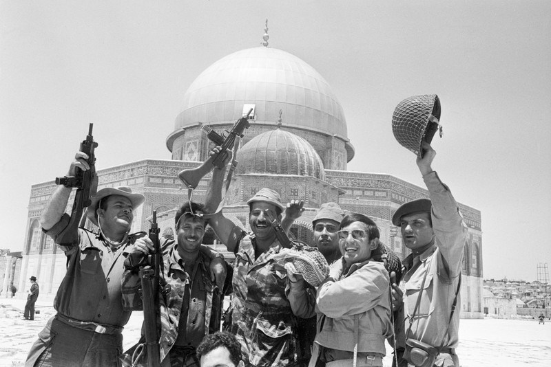 احتفل الجنود الإسرائيليون باحتلال القدس في حرم المسجد الأقصى