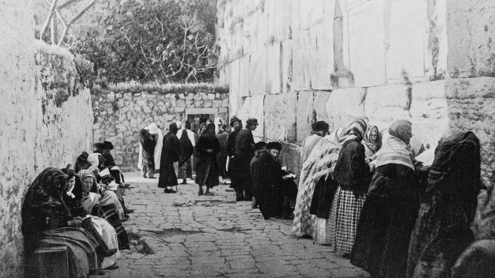 سمح الفلسطينيون للمهاجرين اليهود بممارسة طقوسهم عند حائط البراق 