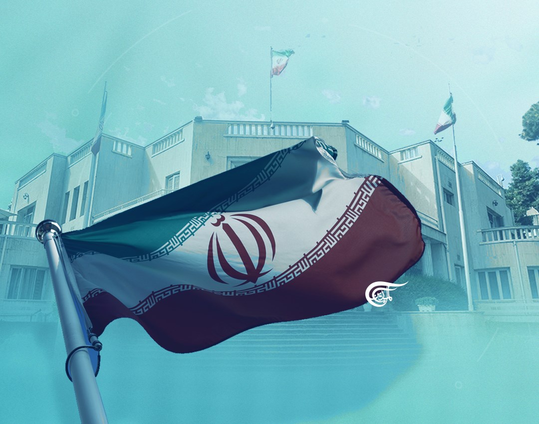 تكون جميع السلطات في إيران تحت إشراف المرشد الأعلى للبلاد