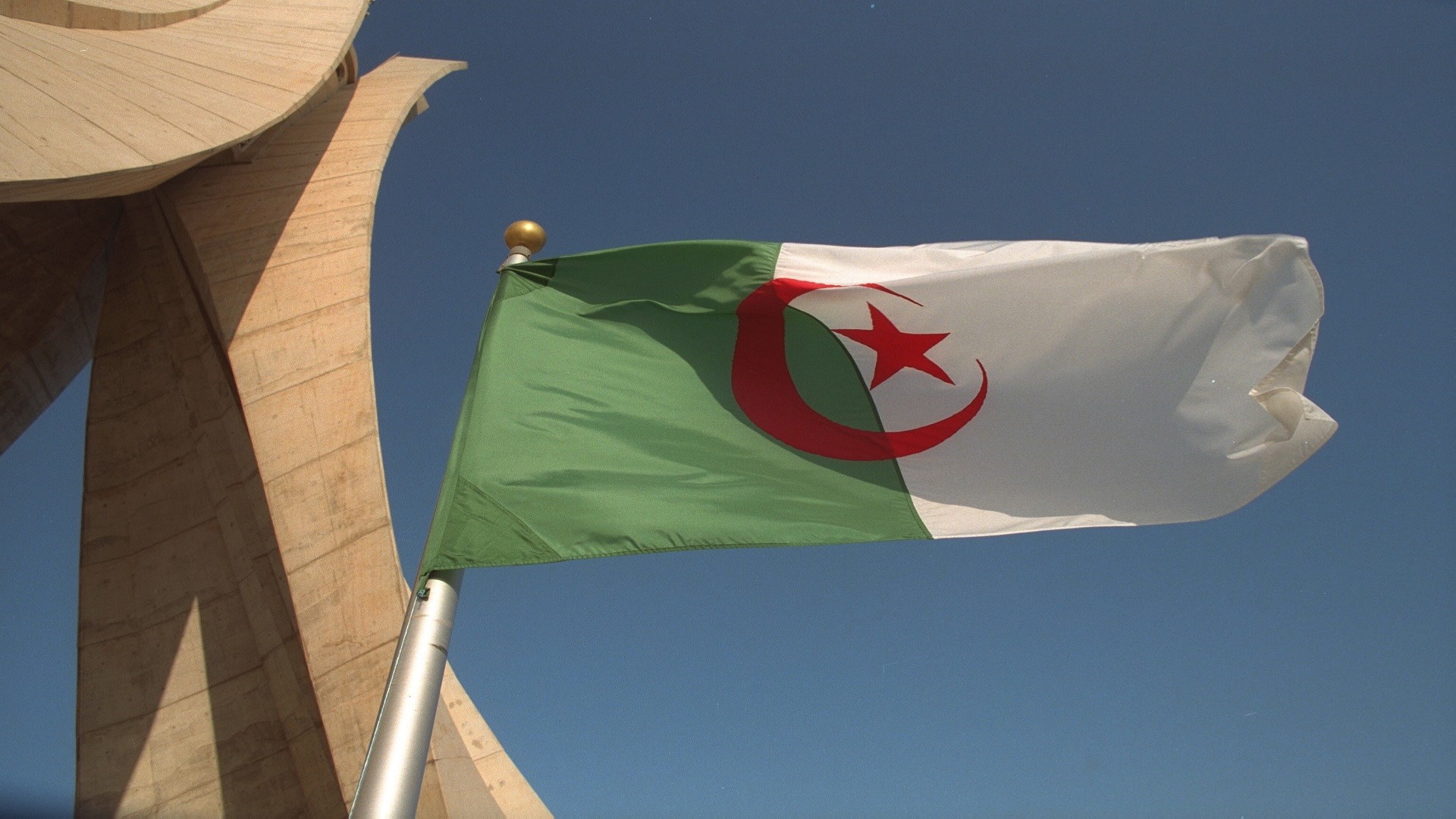  الجزائر: سحب اعتماد قناة 