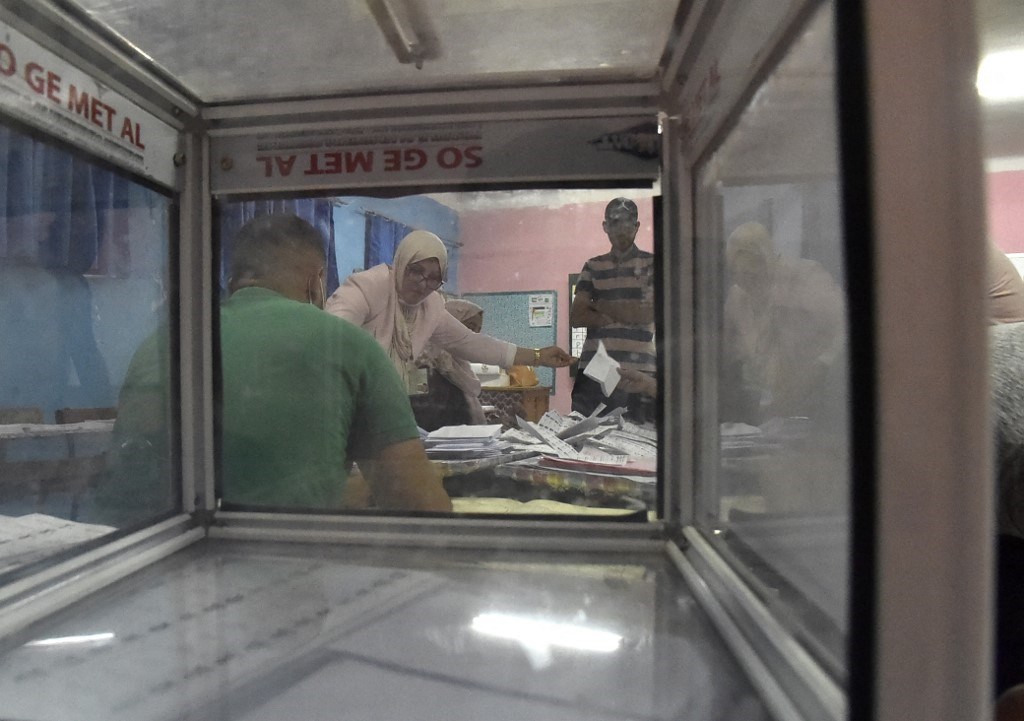 فرز أصوات الناخبين في الانتخابات التشريعية الجزائرية 