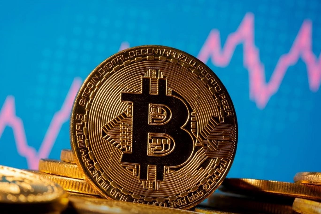 انخفضت بتكوين أكبر وأشهر العملات المشفرة في العالم 45.4 بالمئة