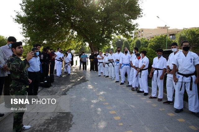مجموعة من الرياضيين في إصفهان يشاركون في العملية الانتخابية