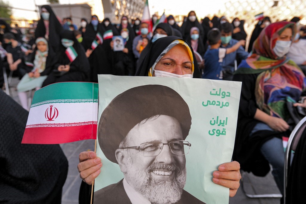 إيرانيون يحتفلون بفوز ابراهيم رئيسي في طهران. 19 حزيران / يونيو (أ ف ب).