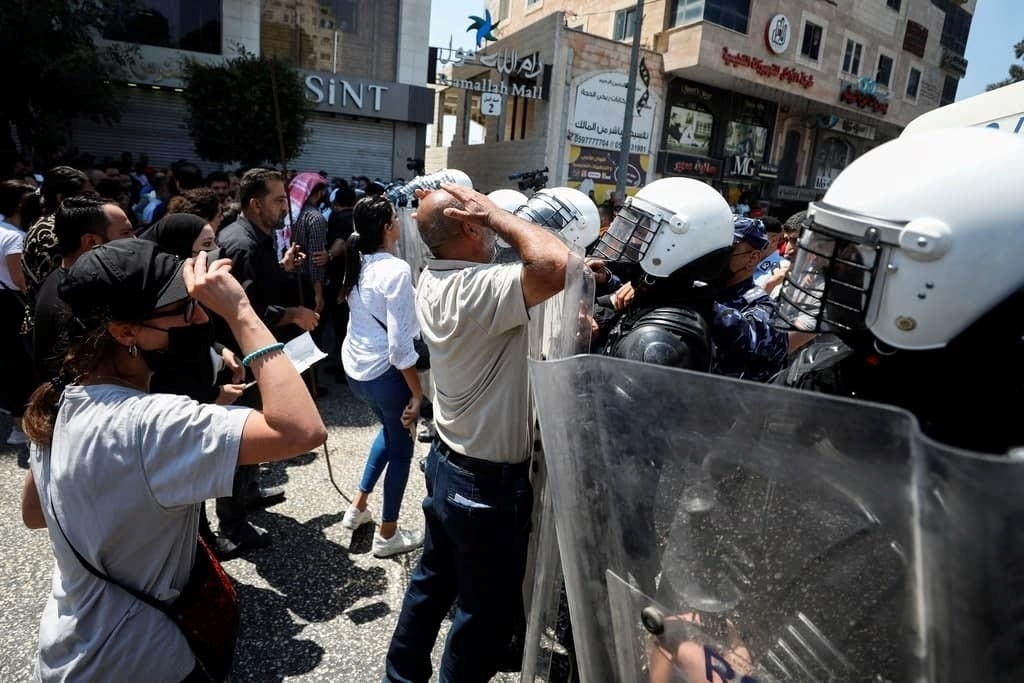 وقفة احتجاجية في غزة بعد استشهاد بنات.. والفصائل الفلسطينية تتهم السلطة