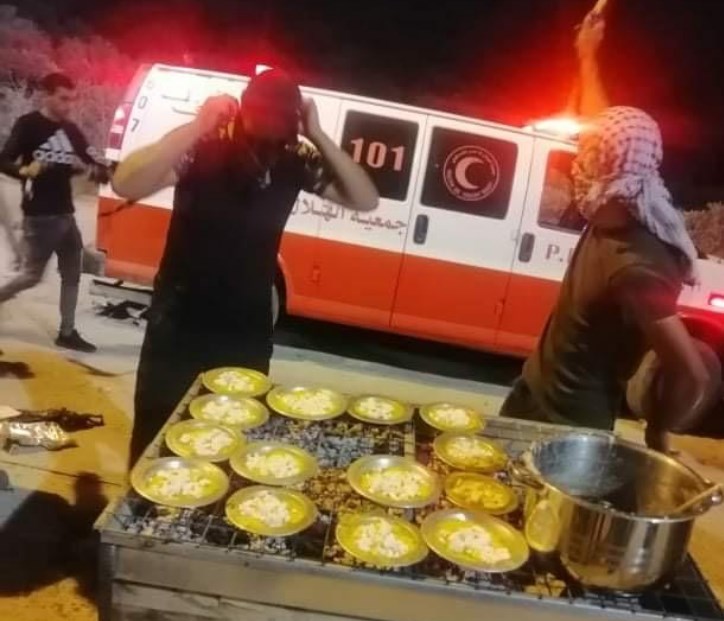 شبان فلسطينيون يعدون طبق الكنافة على جبل الصبيح 