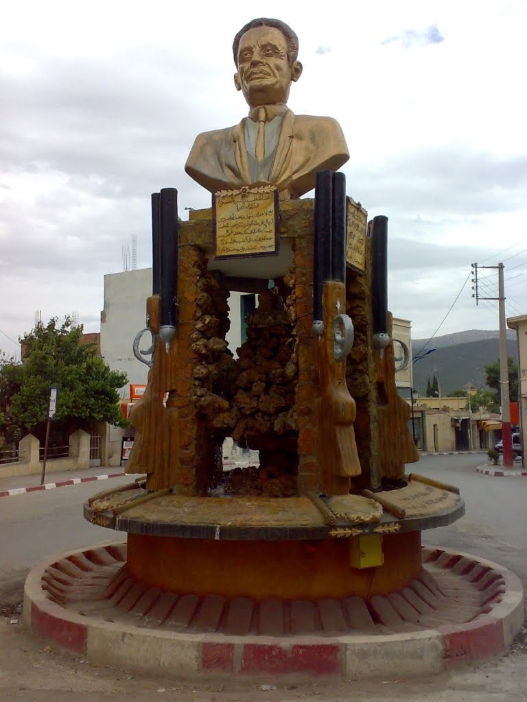 تمثال نصفي لبطل الثورة الجزائرية الشهيد مصطفى بن بولعيد في آريس