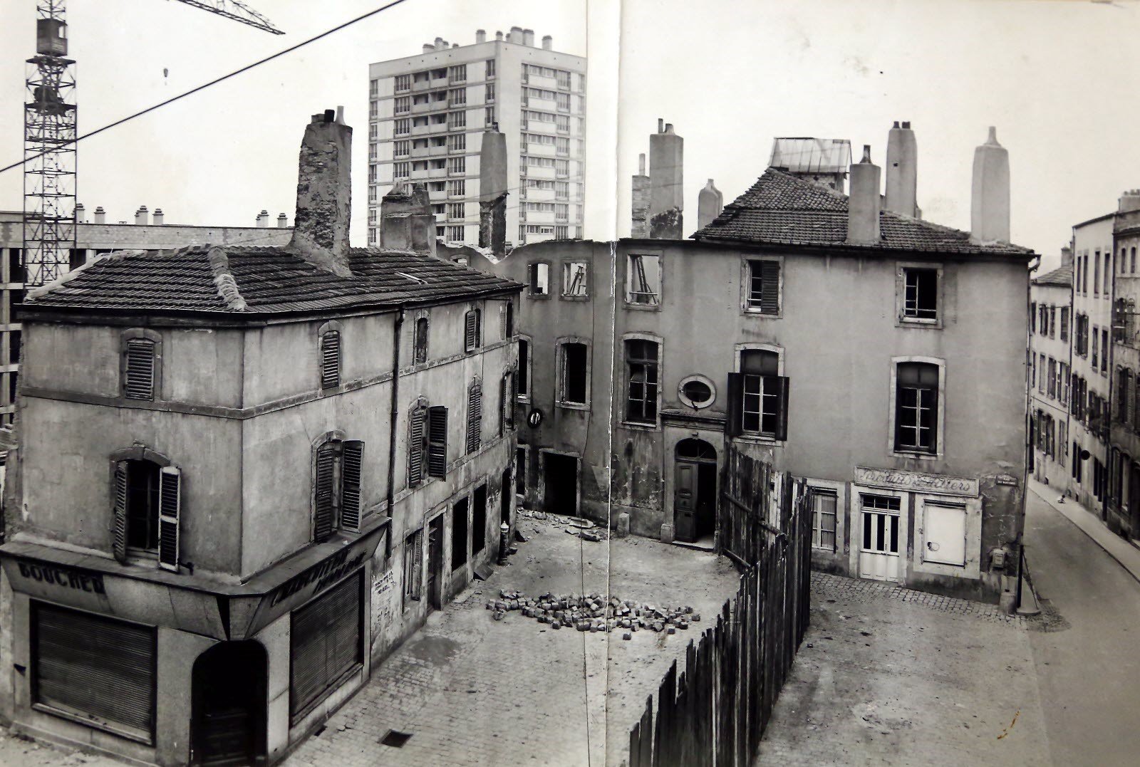 إستقر مصطفى بن بولعيد سافر مصطفى بن بولعيد إلى فرنسا، واستقر في حيّ