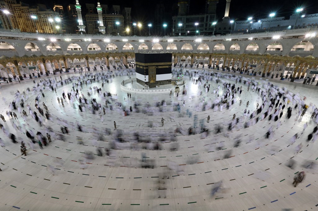 حجاج بيت الله الحرام يقفون اليوم على صعيد عرفات لأداء ركن الحج الأعظم