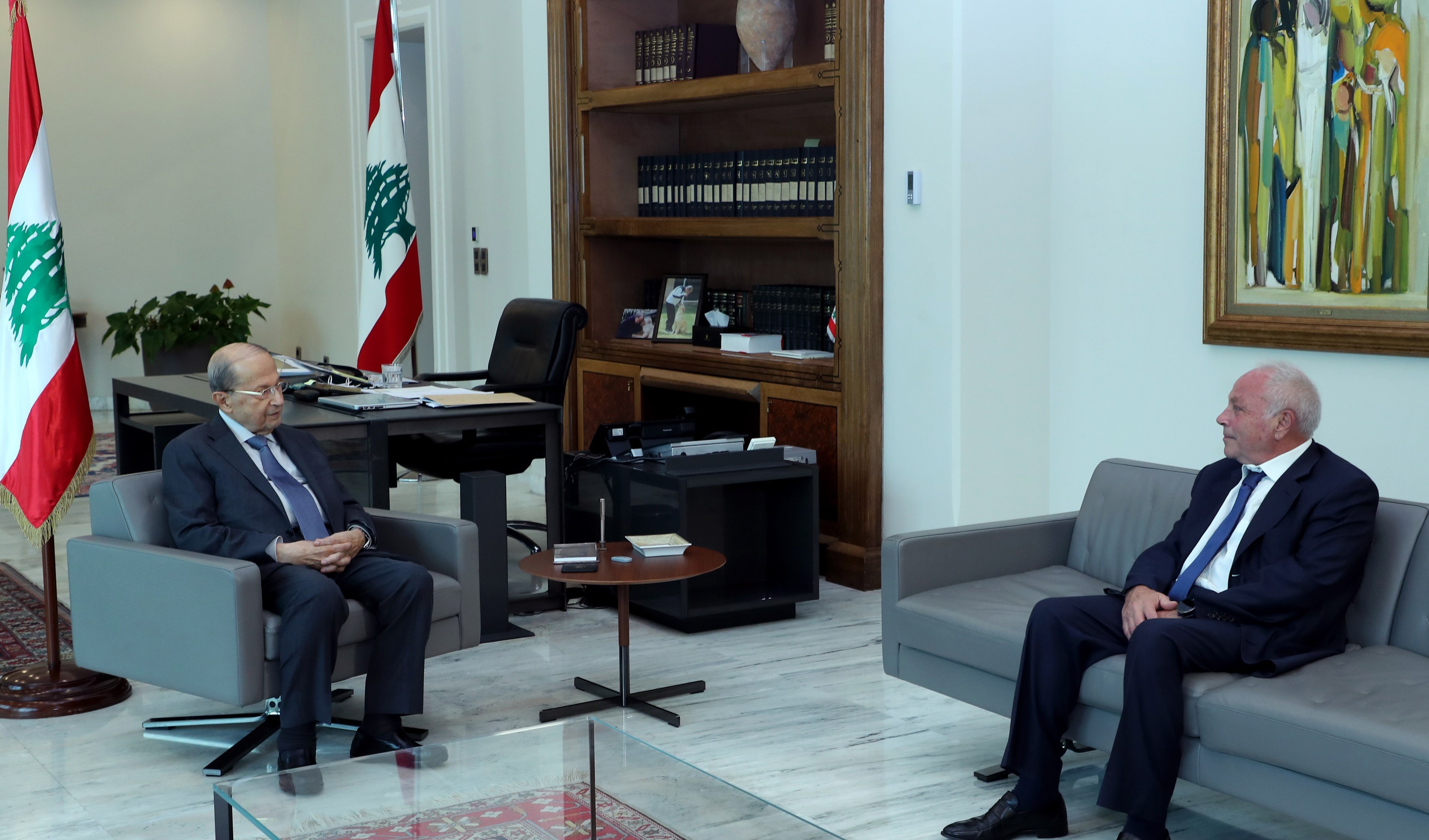 الرئيس ميشال عون في لقاء جمعه مع المدعي العام التمييزي القاضي غسان عويدات.