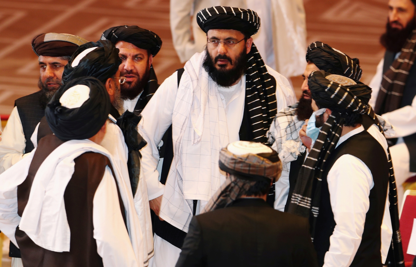 صورة من الأرشيف لأعضاء وفد 