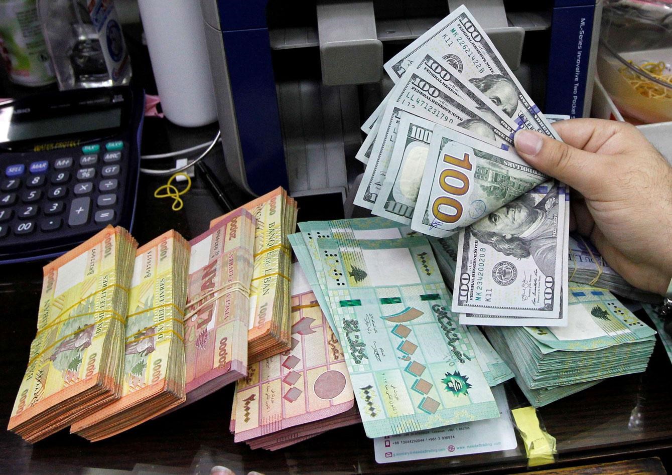 لبنان يعاني نقصاً حاداً في الوقود بسبب أزمة مالية أفقدت الليرة اللبنانية أكثر من 90% من قيمتها مقابل الدولار في أقل من عامين