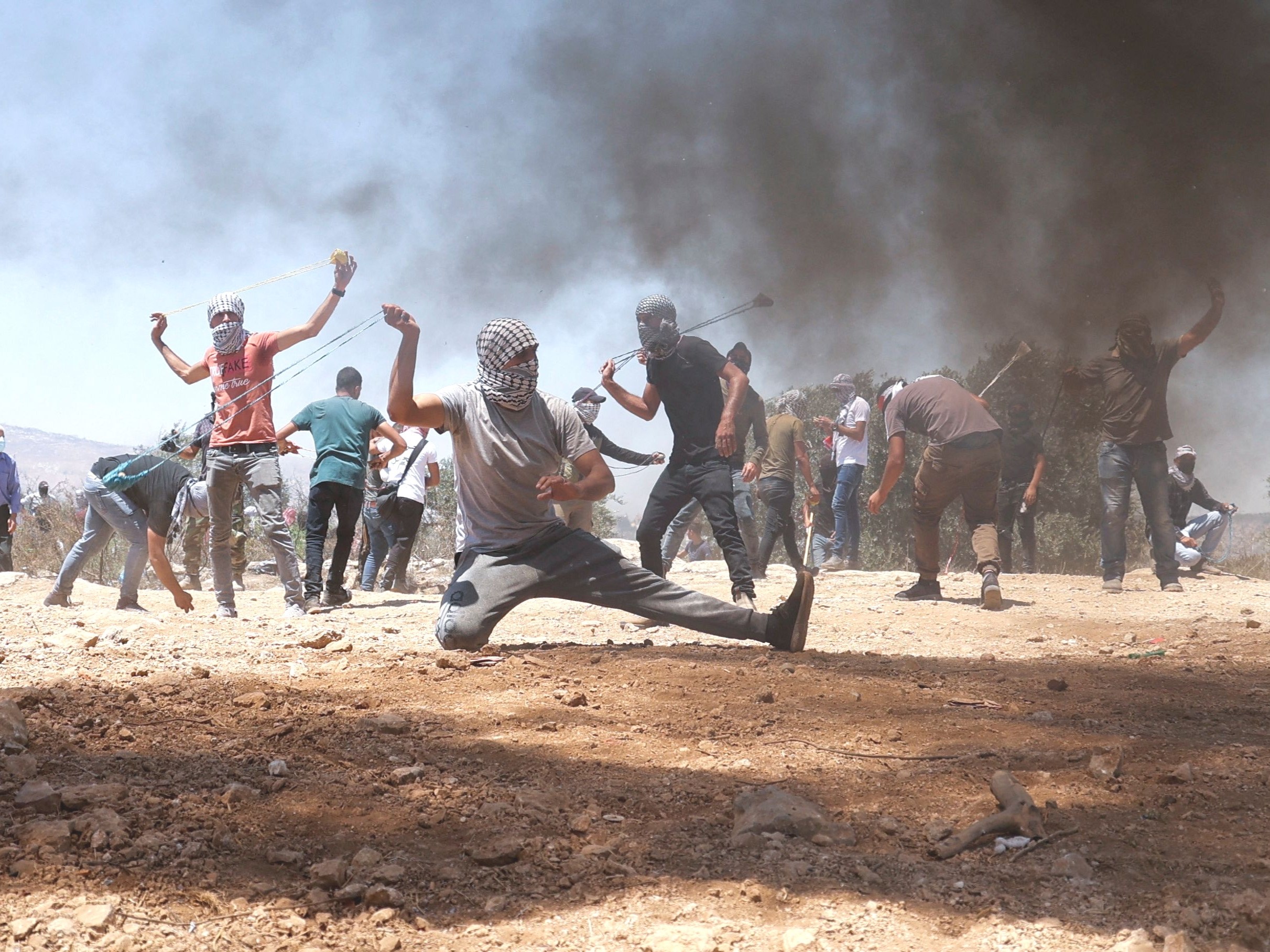 صورة أرشيفية لاشتباك شبّان فلسطينيين مع قوات الاحتلال