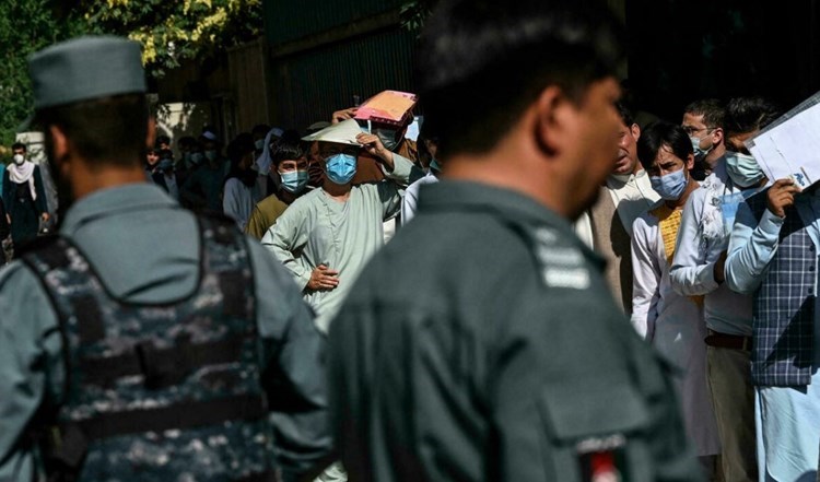 أفغانيون يقبلون على مراكز جوازات السفر للحصول على جوازات وتأشيرات تمكنهم من امغادرة البلاد