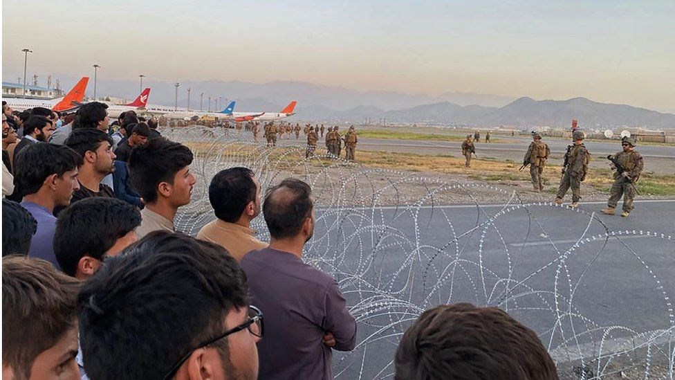 إدارة المطار: حركة الطيران التجاري معلقة بسبب الفوضى والتزاحم الناجم عن رغبة مسافرين بمغادرة البلاد