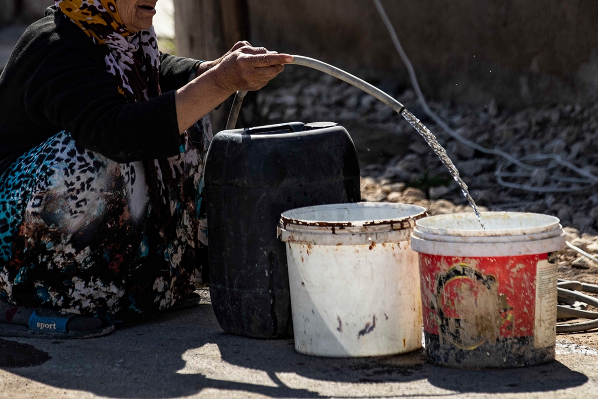 يعتمد أهالي الحسكة وأريافها مع توقف محطة مياه علوك، على المياه المنقولة بالصهاريج، والآبار المنزلية التي حفروها