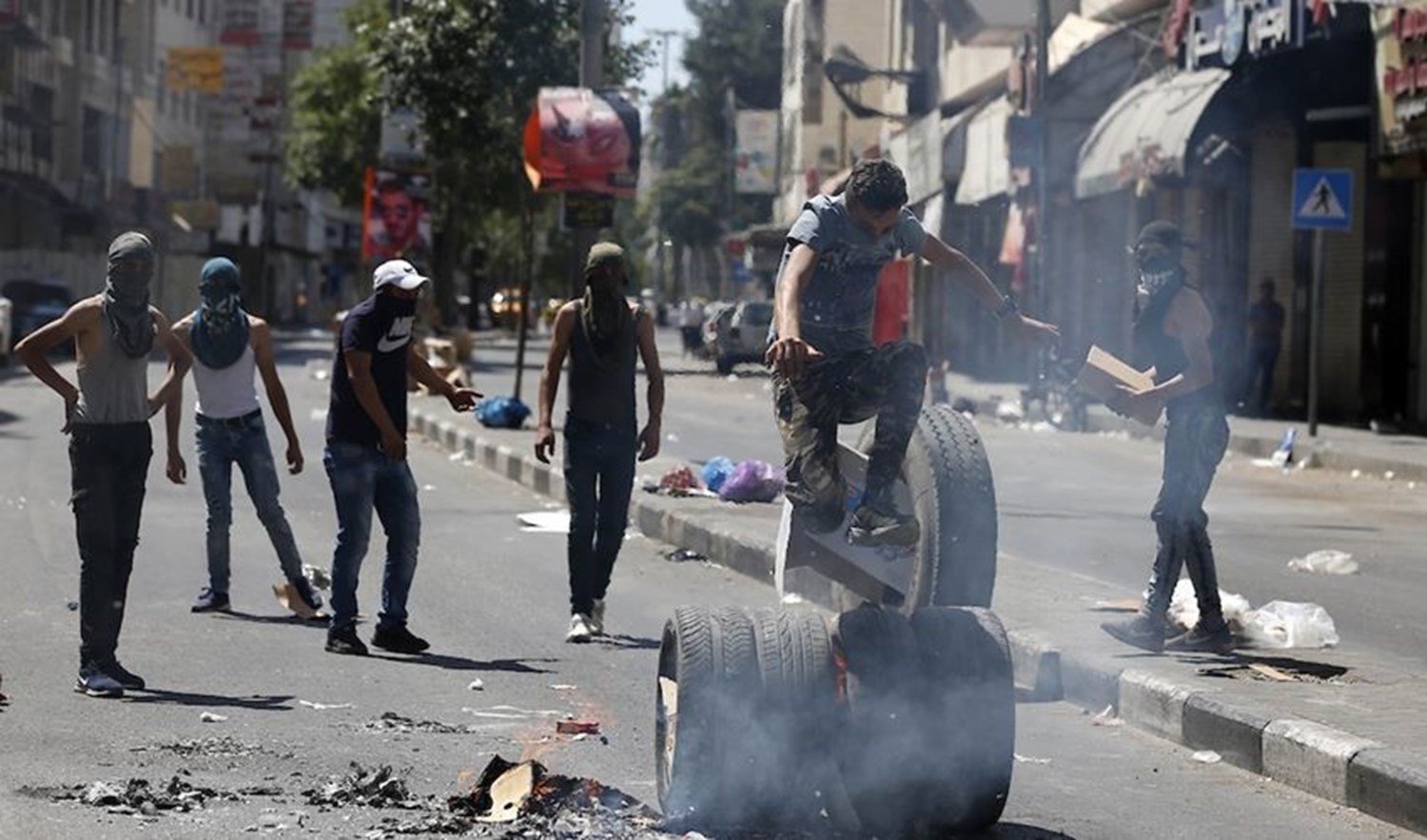 الفلسطينيون يتصدون للاحتلال الإسرائيلي (صورة أرشيفية)