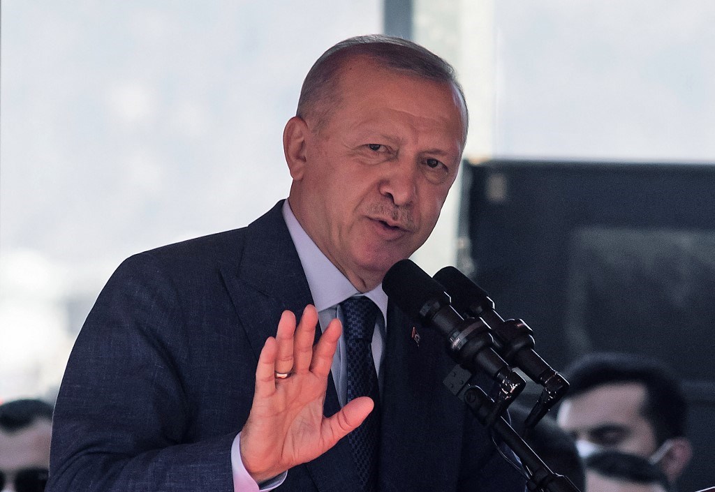 صورة أرشيفية للرئيس التركي رجب طيب إردوغان وهو يلقي خطاباً عقب عرض عسكري في نيقوسيا (أ ف ب).