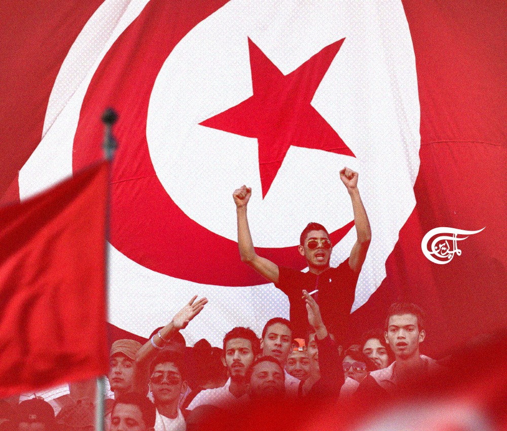 ليلة 25 تموز/ يوليو 2021، خرج التونسيون إلى الشوارع بين مؤيد ومعارض لقرارات الرئيس قيس سعيد