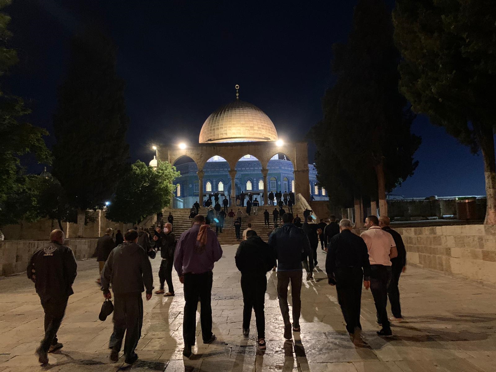 عشرات المقدسيين يؤدون صلاة الفجر بعد اقتحامات للمسجد الأقصى