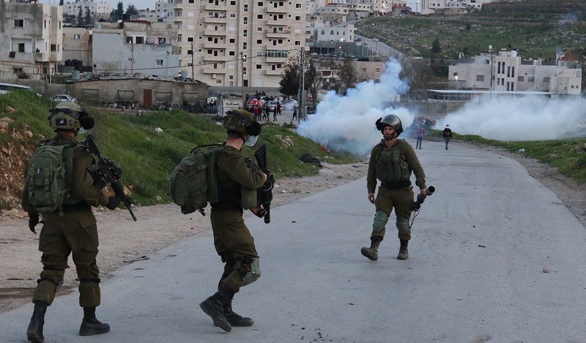 مقاومون فلسطينيون يتصدون لاعتداءات الاحتلال في جنين