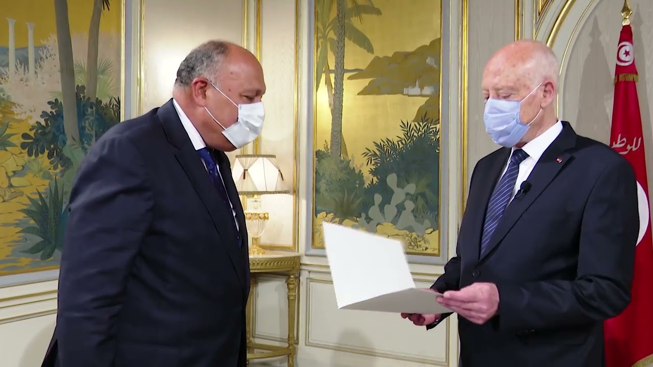 الرئيس التونسي قيس سعيّد مستقبلاً وزير الخارجية المصري سامح شكري