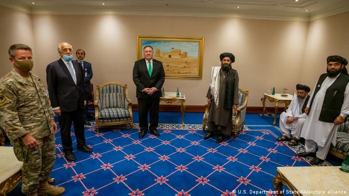 الملا عبد الغني برادر في لقاء سابق بوزير الخارجية الأميركي السابق مايك بومبيو في الدوحة.