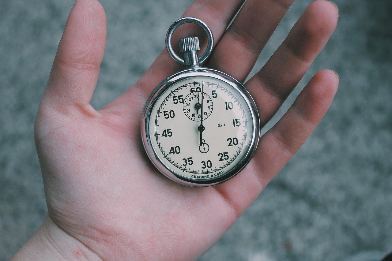 يمكن أن توفر الساعات الأفضل كمّاً كبيراً من الإجابات بشأن العمليات الجيولوجية على الأرض (صورة أرشيفية)
