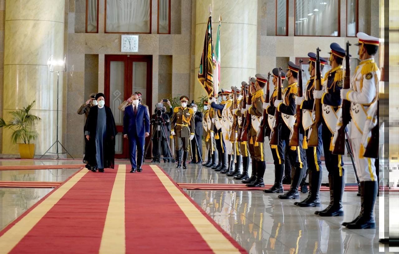 الرئيس الإيراني ابراهيم رئيسي يستقبل رئيس مجلس الوزراء العراقي مصطفى الكاظمي.