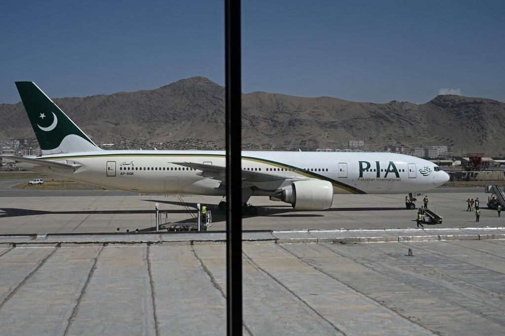 طائرة الخطوط الجوية الدولية الباكستانية (PIA) ، وهي أول رحلة تجارية دولية منذ سيطرت طالبان على السلطة - مطار كابول 13 أيلول/ سبتمبر 2021 (أ ف ب)