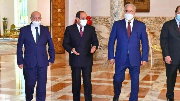 الرئيس المصري عبد الفتاح السيسي خلال استقباله الرئيس عقيلة صالح والمشير خليفة حفتر 