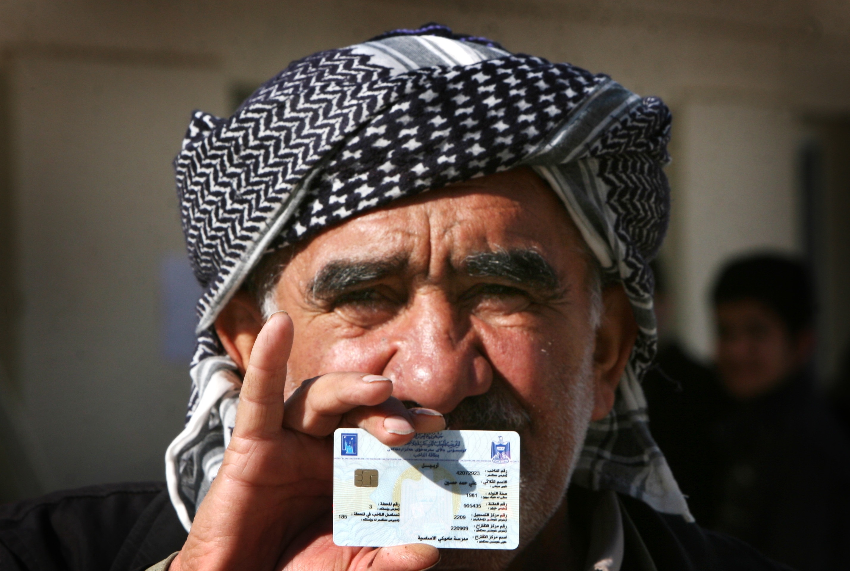 العراق: المفوضية العليا تعلن توزيع 70% من بطاقات الناخبين