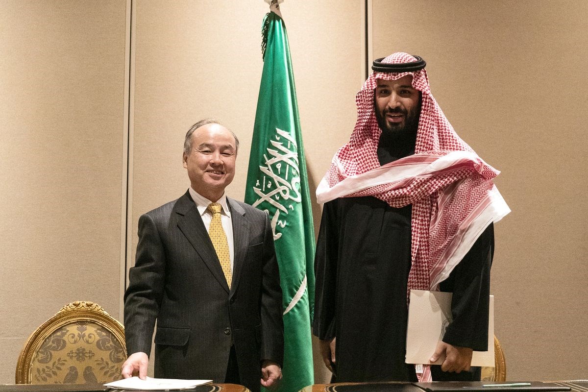 ولي العهد السعودي مع المدير التنفيذي لمصرف 