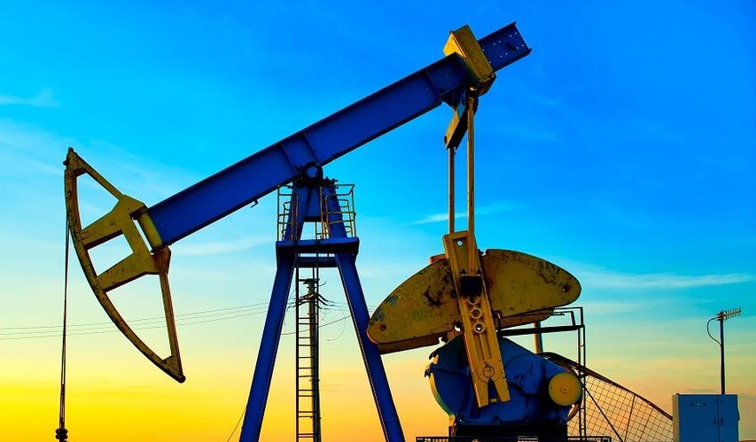 النفط يواصل هبوطه بعد تخفيضات كبيرة في أسعار النفط الخام السعودي لآسيا