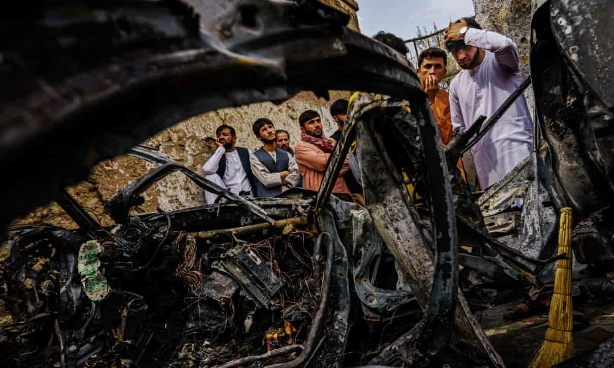 سيارة استهدفتها مسيّرة أميركية، مما أسفر عن مقتل 10 أشخاص بينهم أطفال في كابول.
