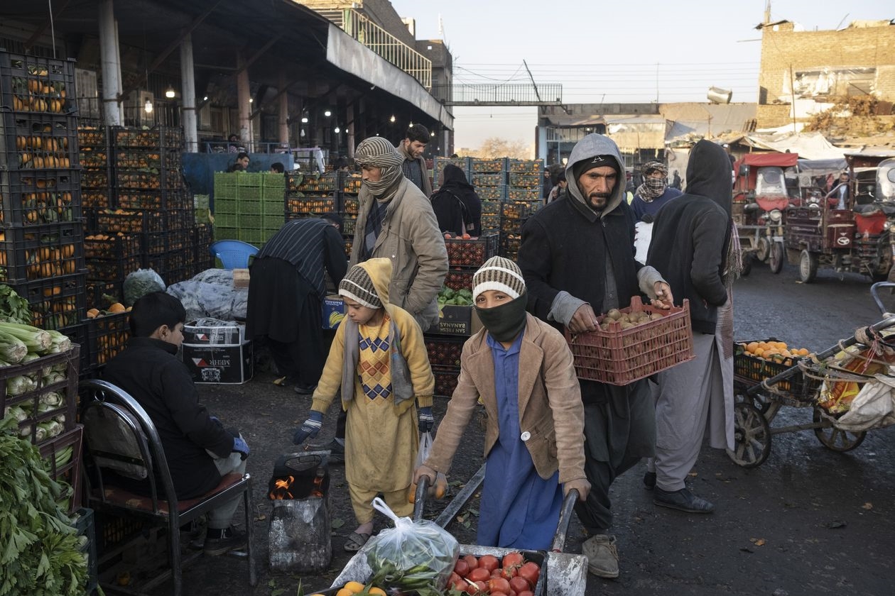 أفغانستان تواجه العقوبات الإيرانية بأفضل الخيارات..اللجوء إلى إيران