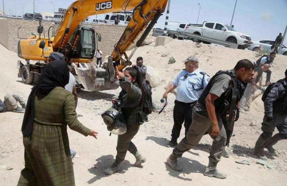 أهالي قرية سعوة في النقب يتصدّون للجرافات الإسرائيلية لمنعها من جرف منازلهم