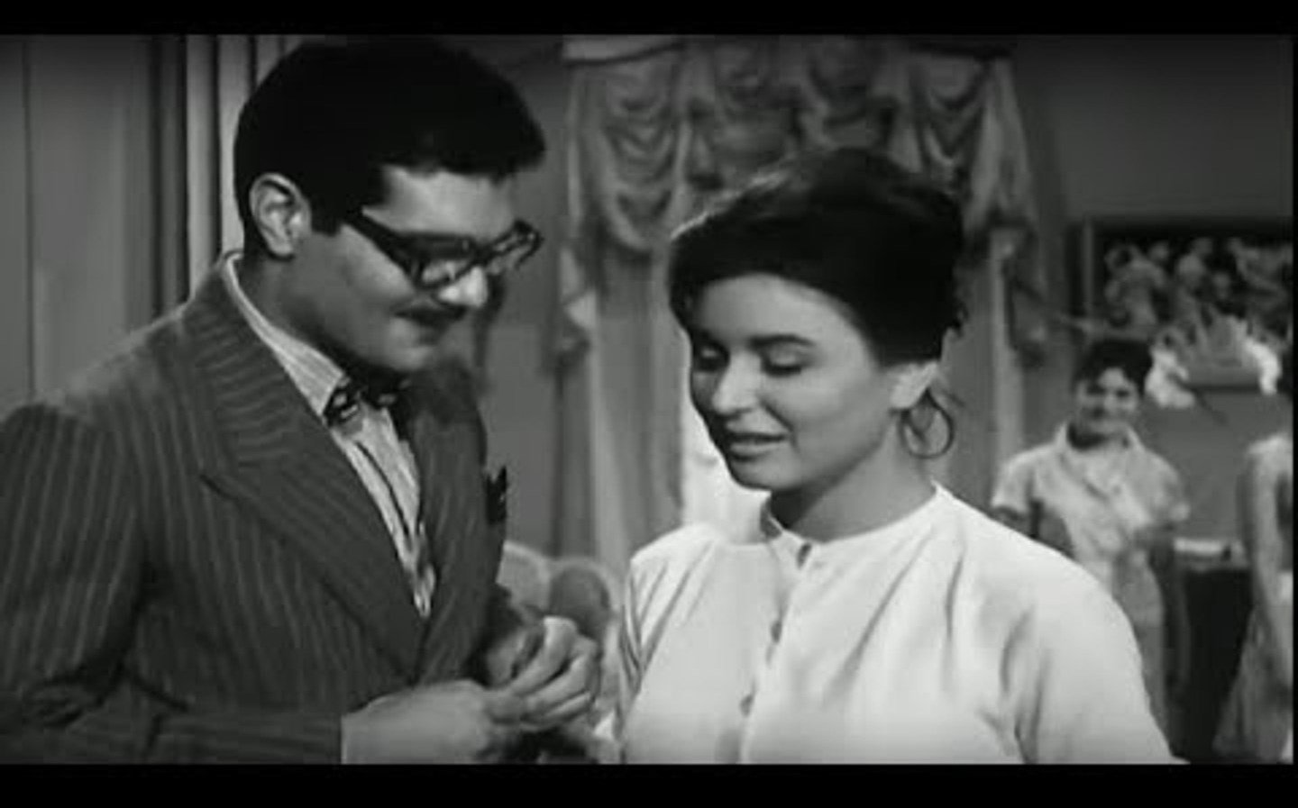 عمر الشريف وسعاد حسني في الفلم الكوميدي 