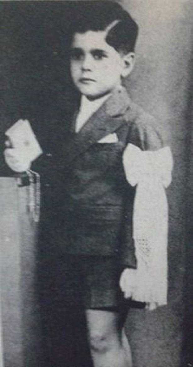  من صور عمر الشريف النادرة وهو طفل.