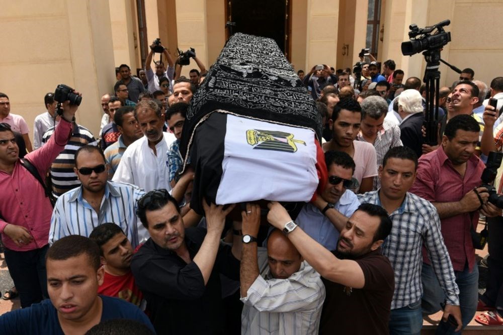 ملفوفاً بالعلم المصري.. تشييع عمر الشريف 